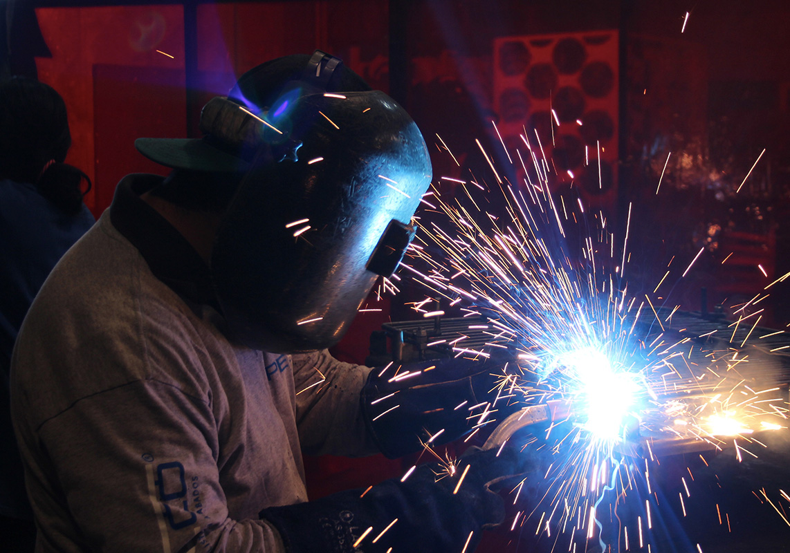 Soldador trabajando en PowderMet