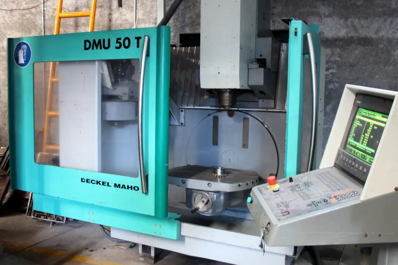 Centro de maquinado CNC con panel de control