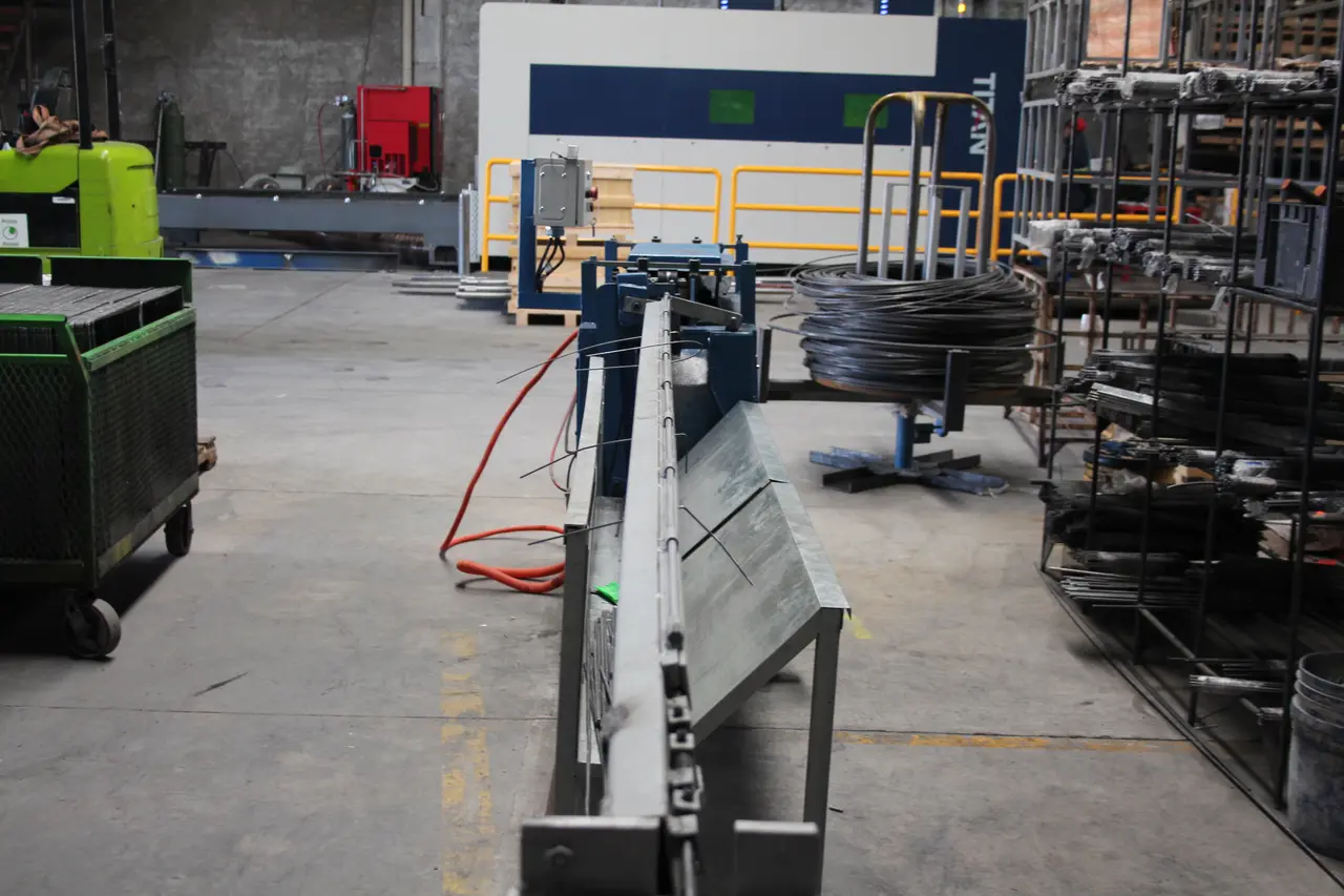 Máquina para enderezar y cortar alambre