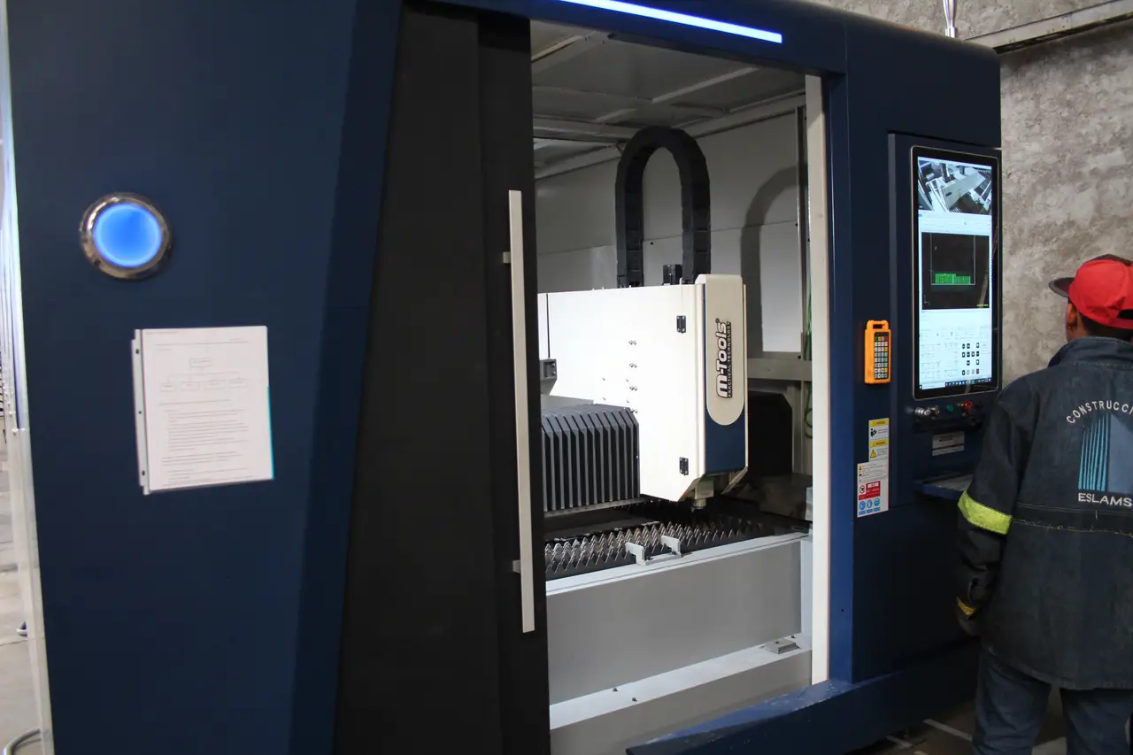 Máquina de corte láser con la puerta abierta