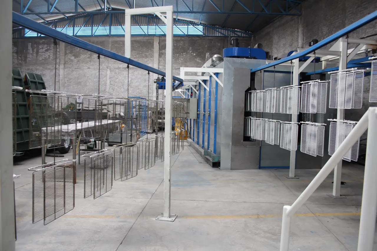 Línea de pintura con transportador aéreo y cabina