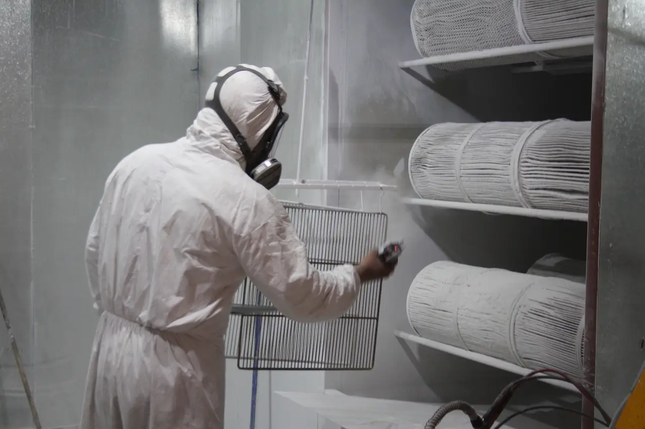 Aplicación de pintura en polvo sobre una parrilla