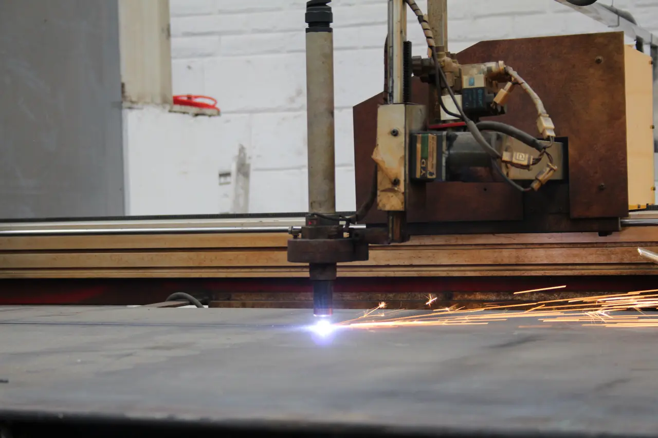 Corte por plasma sobre placa de acero
