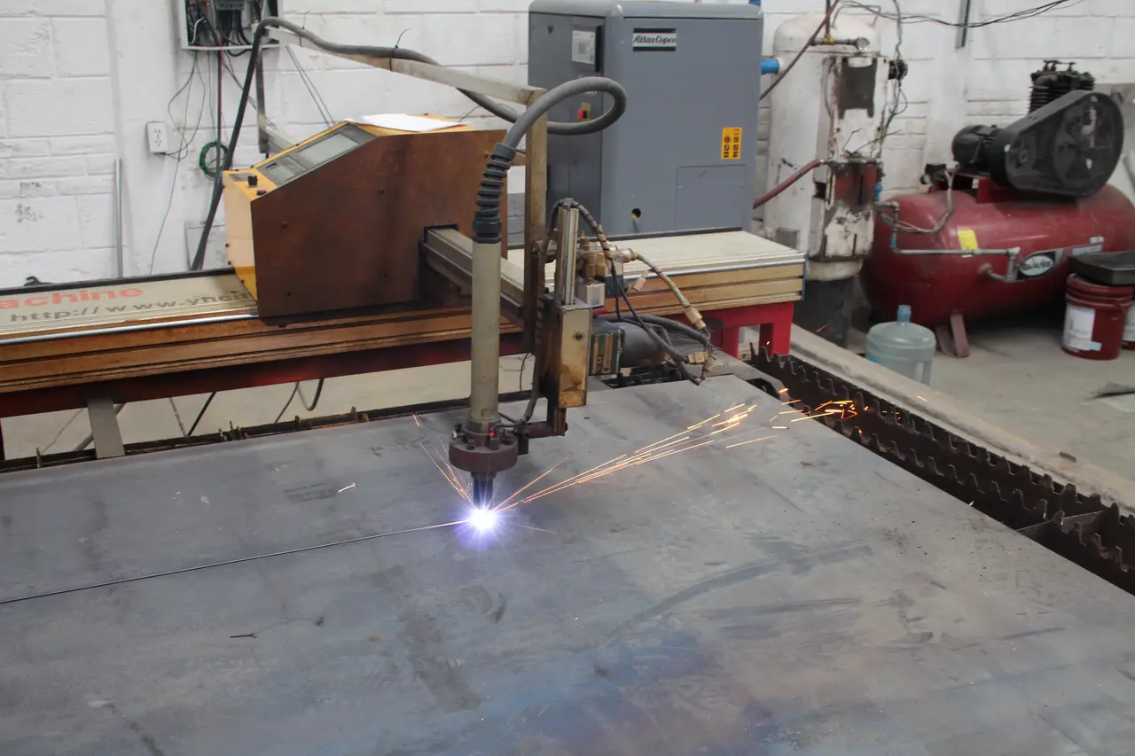 Mesa de corte por plasma en operación