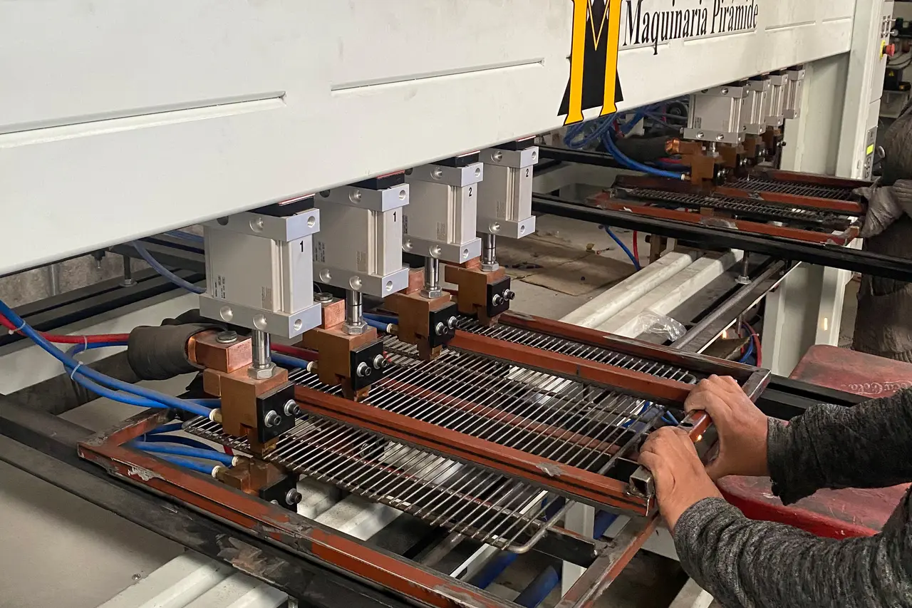 Punteadora múltiple con piezas de alambre