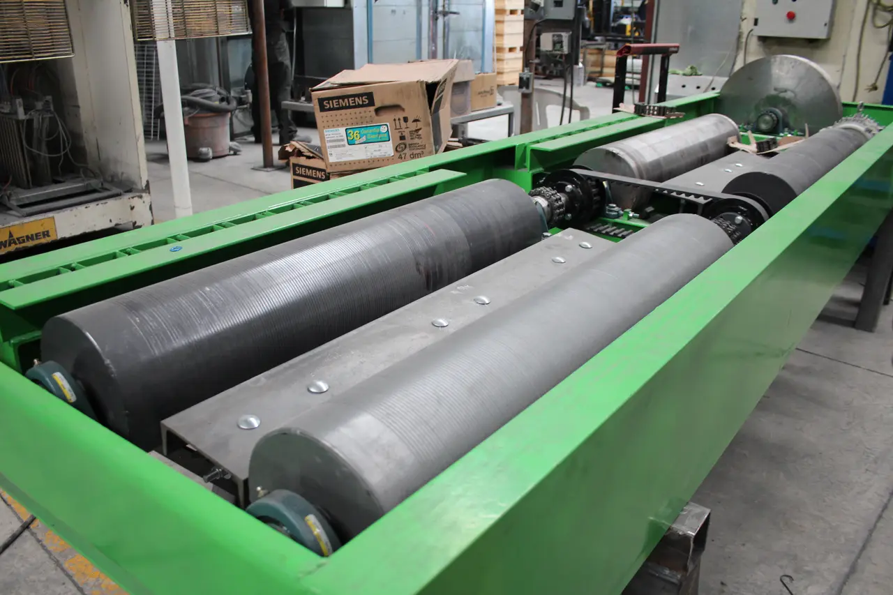 Rodillos de una roladora con estructura verde