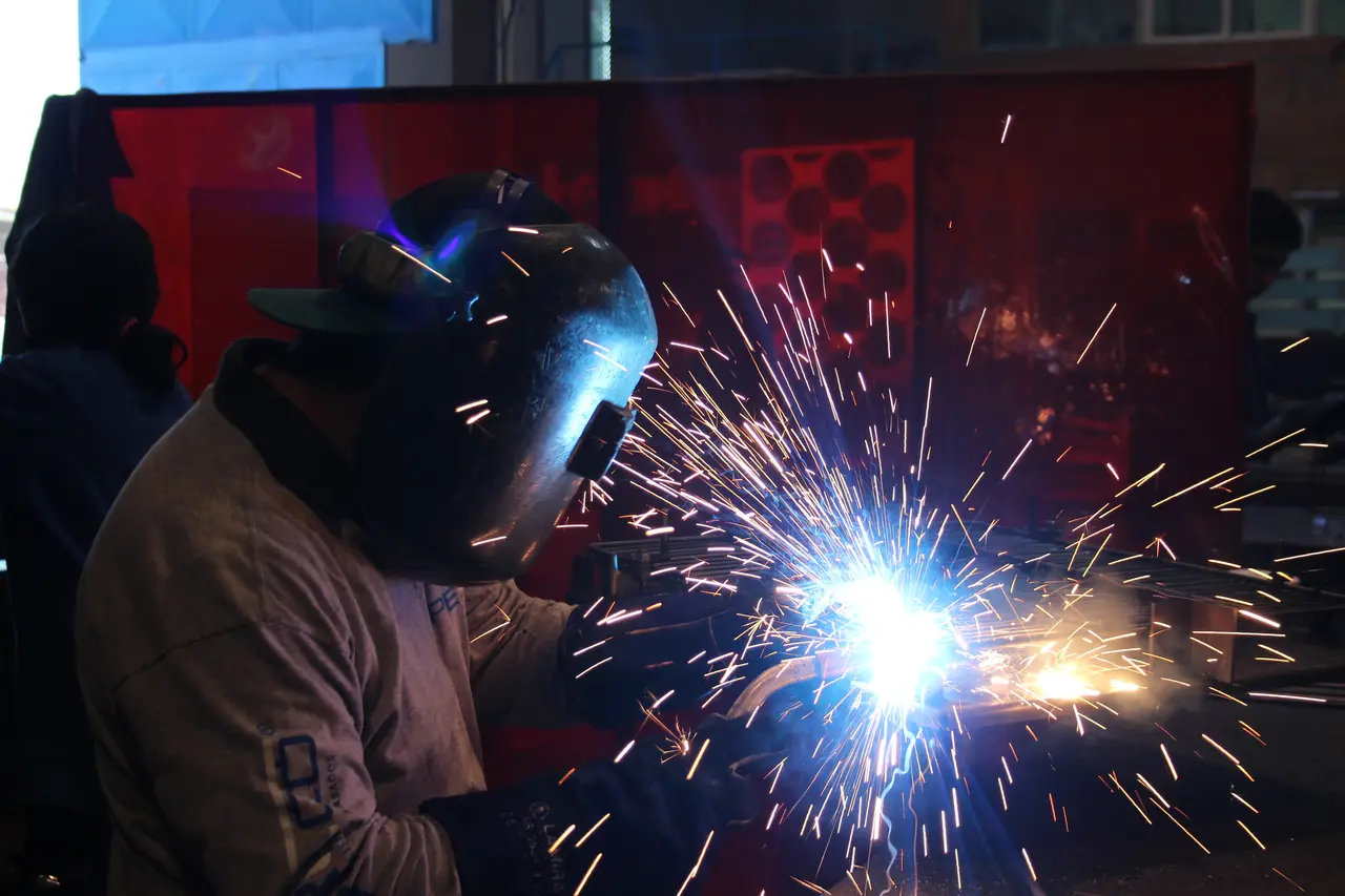 Arco de soldadura sobre metal
